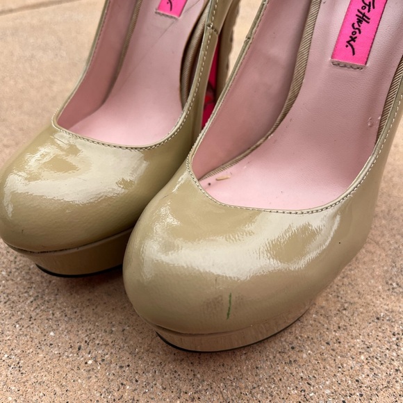 Betsey Johnson Dita Corset Lacing up the Back Tan Patent Leather Platform Heels - Picture 6 of 11